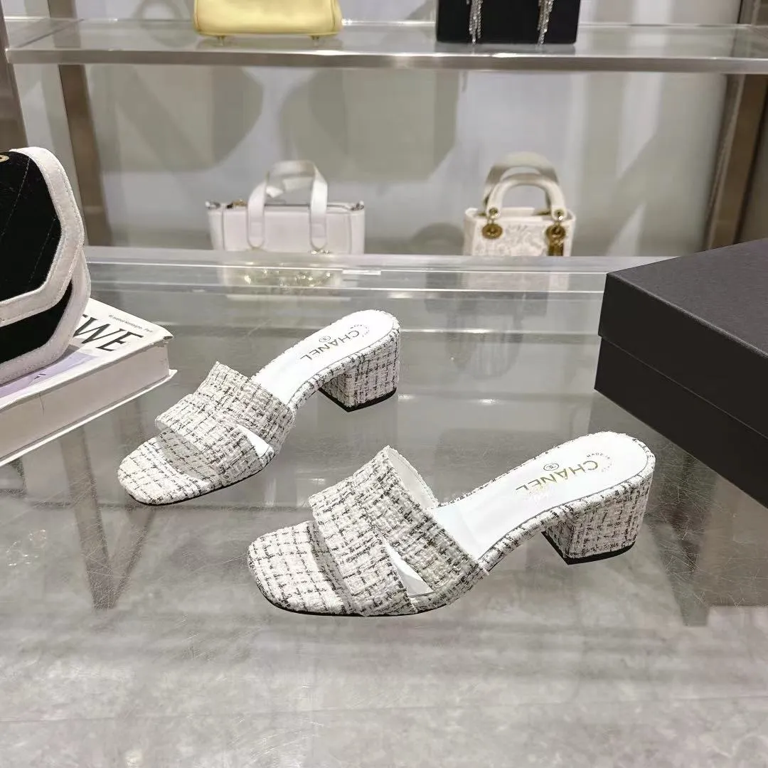 👟👟Ex-factory price 520👟👟 𝐂𝐇𝐀𝐍𝐄𝐋★Xiaoxiang New Spring and Summer Products Counter new sandals, electric embroidered Lingge’s classic elements that will never fade away 💋Showing a unique style, too beautiful to say, a must-have in summer... Upper: imported sheepskin/knitted fabric Lining: mixed sheepskin Heel height: 5cm Outsole: Italian leather outsole Shoe size: 35-39 (customized items of 40, 41 and 42 are not returnable or exchangeable)